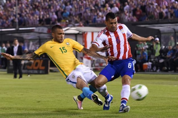 Lập công chuộc tội, Alves giúp Brazil chia điểm quý giá