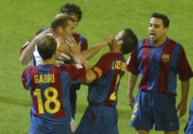 Zidane từng cào mặt Enrique ở cuộc so tài năm 2003. Ảnh: Internet.