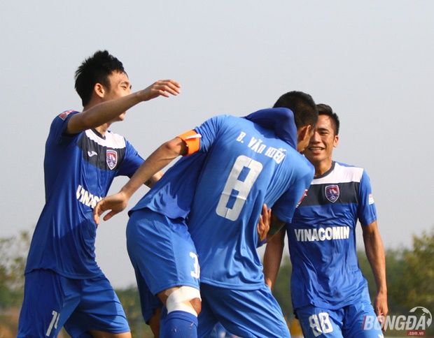 Niềm vui chiến thắng của các cầu thủ Than Quảng Ninh trên sân Bình Phước. Ảnh: Đình Viên.
