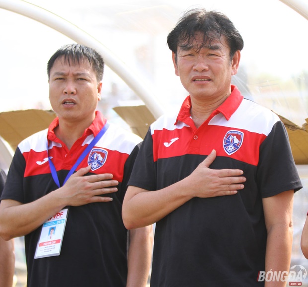 HLV Phan Thanh Hùng (phải) được kỳ vọng giúp Than Quảng Ninh trở thành thế lực của bóng đá quốc nội. Ảnh: Đình Viên.