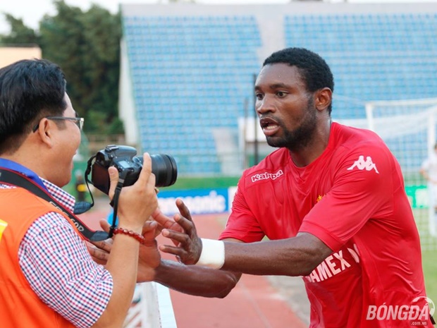 Sau khi ghi bàn Nsi chạy đến vị trí tác nghiệp phóng viên để mượn máy ảnh. Ảnh: Thanh Việt.