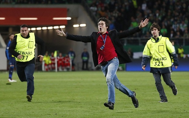 Ronaldo mừng hụt, CĐV Wolfsburg chạy vào sân ăn mừng