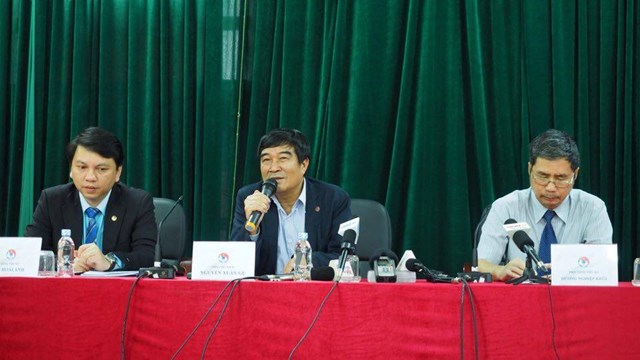 Ông Nguyễn Xuân Gụ (giữa) trong buổi gặp gỡ báo chí ngày 7/4.