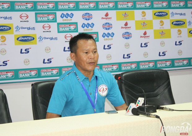 HLV Lư Đình Tuấn (CLB TP.HCM) cho rằng đội nhà chia điểm với CLB XM Fico Tây Ninh trên sân Thống Nhất là do thiếu may mắn. Ảnh: Đình Viên.