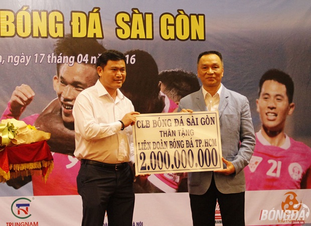 Chủ tịch CLB bóng đá Sài Gòn – Nguyễn Giang Đông trao tặng 2 tỷ đồng cho Liên đoàn bóng đá TP.HCM (HFF). Ảnh: Đình Viên.