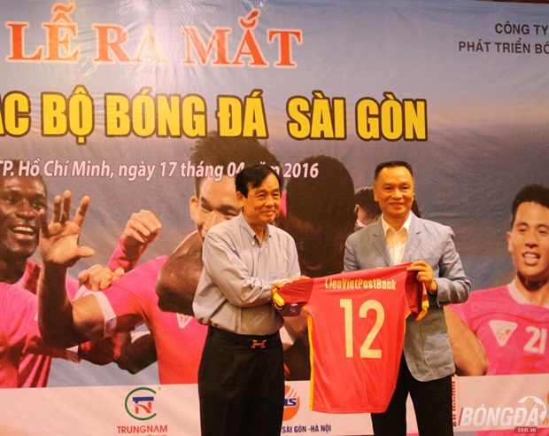 Chủ tịch Nguyễn Giang Đông và nhà tài trợ nâng cao chiếc áo số 12 thể hiện quyết tâm thi đấu hết mình vì người hâm mộ. Ảnh: Đình Viên.