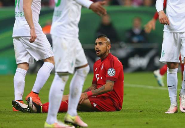 Vidal không bị phạm lỗi trong tình huống Bayern được hưởng penalty. Ảnh: Internet.