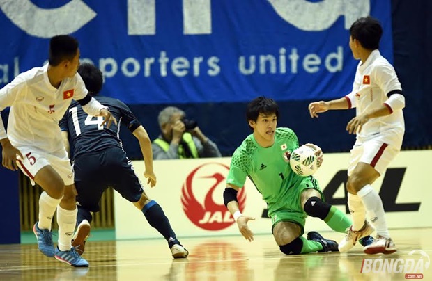 Tuyển futsal Việt Nam (áo trắng) chấp nhận thất bại 0-7 trước chủ nhà Nhật Bản. Ảnh: Quang Thắng.