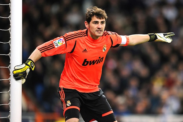 1. Iker Casillas: Fabregas nói: Nơi khung gỗ, tôi chọn Iker. Còn cho vị trí hậu vệ, đó là Gerard Pique.