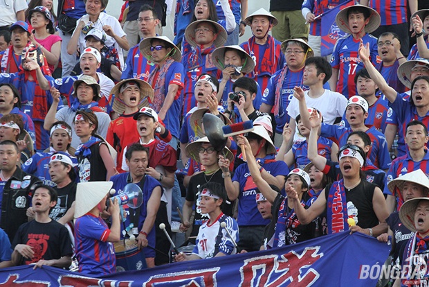 CĐV đội khách FC Tokyo mở hội trên khán đài sân Gò Đậu sau chiến thắng nghẹt thở 2-1 của đội nhà. Ảnh: Đình Viên.
