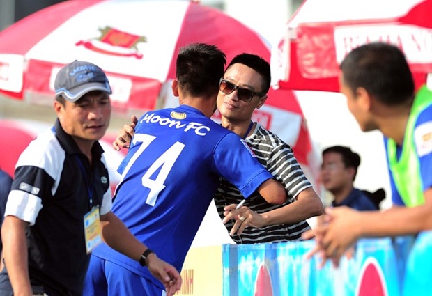 Cầu thủ chuyên nghiệp thích chơi phủi, nhưng không phải ai cũng được đá thoải mái như Tú