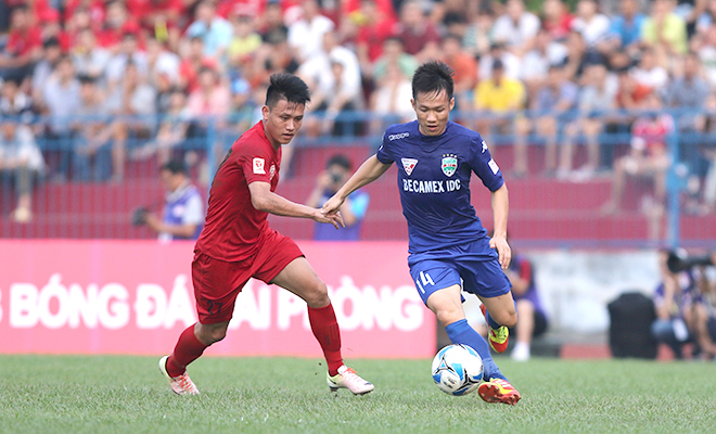 Hải Phòng (áo đỏ) đặt mục tiêu giành ít nhất 1 điểm trước Hà Nội T&T. 