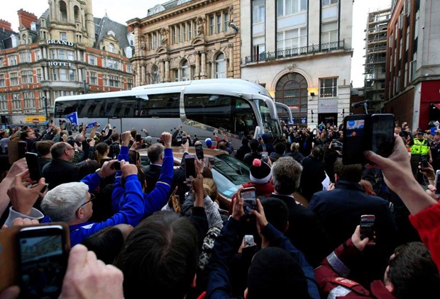 Hàng nghìn CĐV chen chúc xem Leicester City đá tập