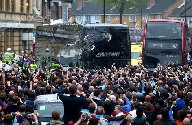 Xe bus chở các cầu thủ M.U trong chuyến hành quân đến Upton Park. Ảnh: Internet.
