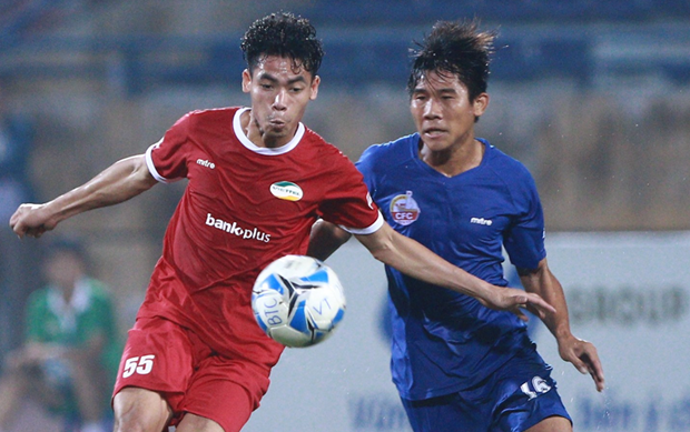 Trương Văn Thiết (áo đỏ) có pha đánh nguội cầu thủ Bùi Quang Nam của Phú Yên.
