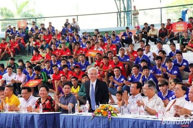 Quang cảnh các đội bóng tham dự giải bóng phong trào tranh cúp Becamex IDC 2016. Ảnh: Đình Viên.