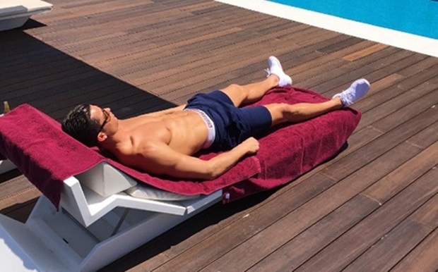 Mặc kệ châm chọc, Ronaldo phởn phơ tắm nắng