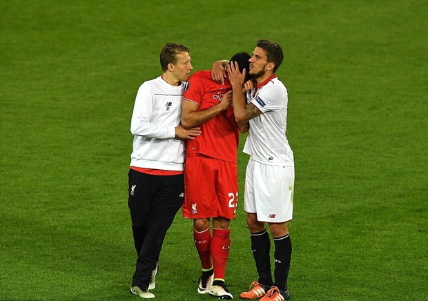 Thua ngược Sevilla, cầu thủ Liverpool ôm mặt khóc trên sân