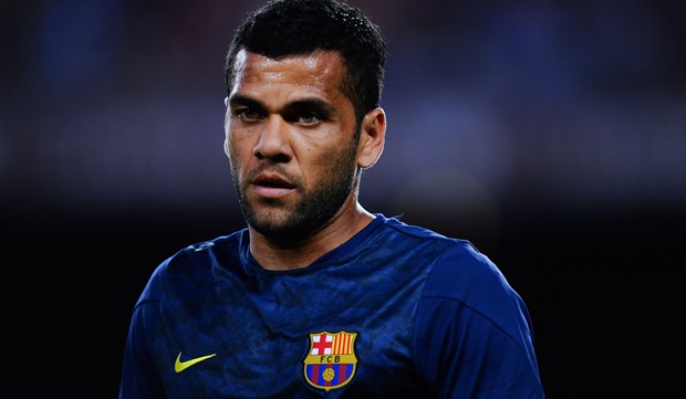 Alves ở lại Barcelona thêm một năm