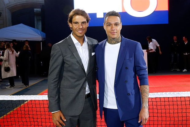 Rafael Nadal và Gregory van der Wiel. Ảnh: Internet.