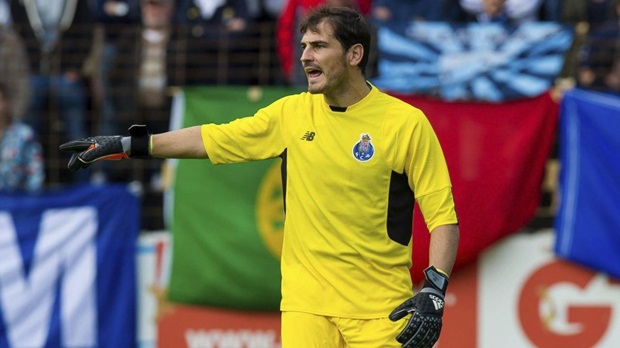 Iker Casillas được gọi vào La Roja: Cố đấm ăn xôi