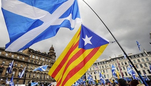 Người Catalan dùng cờ Scotland để phản đối chính phủ Tây Ban Nha
