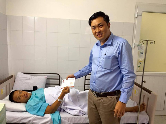  Tổng Giám đốc VPF Cao Văn Chóng trao tiền bảo hiểm cho trọng tài Vinh trong bệnh viện Ảnh: Minh Ngọc.