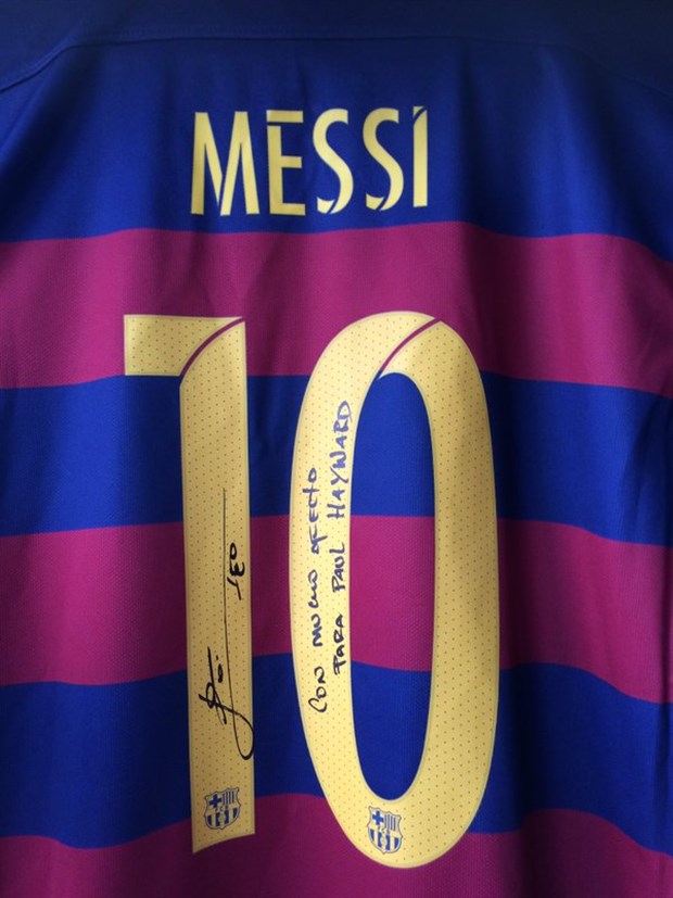 Chiếc áo đặc biệt mà Messi tặng cho Hayward. Ảnh: Internet.
