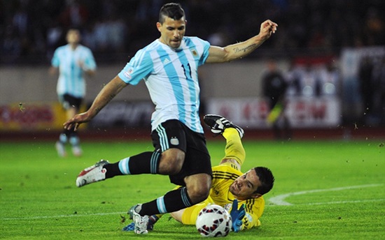 Aguero chớp thời cơ giúp Argentina dẫn trước. Ảnh: internet.