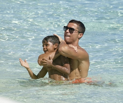 C. Ronaldo nhí nhảnh đùa nghịch với con trai