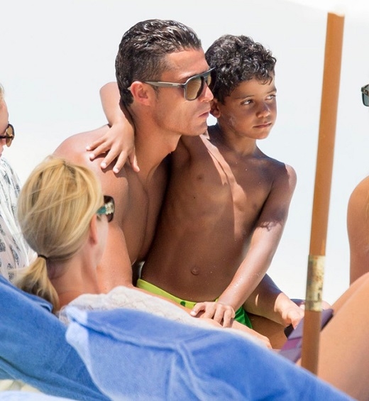 Con trai Cristiano Ronaldo trổ tài sút phạt trên bãi biển