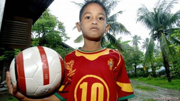 Martunis là cậu bé 6 tuổi sống sót thần kỳ trong trận sóng thần cách đây 11 năm tại Indonesia. Trận sóng thần này đã cướp đi 230 nghìn sinh mạng.