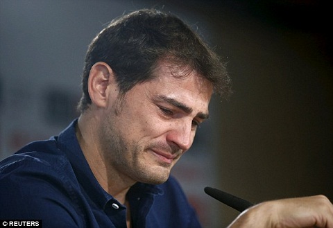 Casillas đã khóc trong buổi họp báo chia tay Real. Ảnh: Internet.