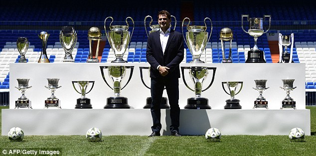 Hối hả sang Porto, Casillas từ chối nhận áo số 1