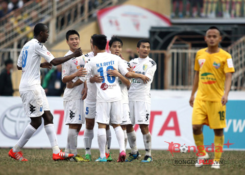 Thắng Cần Thơ, Thanh Hóa vươn lên ngôi đầu V-League