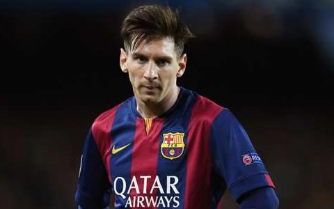 Lionel Messi húc đầu, bóp cổ cầu thủ AS Roma trong trận thắng 3-0