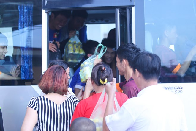 U19 Việt Nam xúc động vì “fan” cuồng Hà Nam tặng nước ngọt