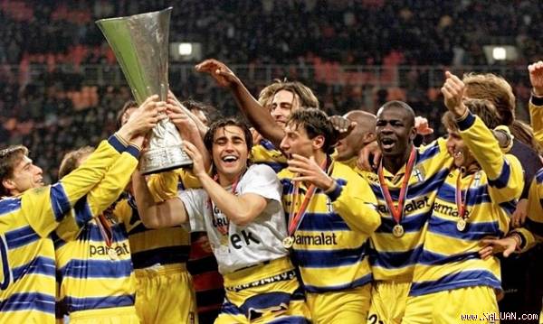 Quá túng thiếu, Parma buộc phải bán đấu giá 8 chiếc cúp quý
