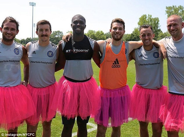 Frank Lampard mặc váy hồng trong trận đấu từ thiện