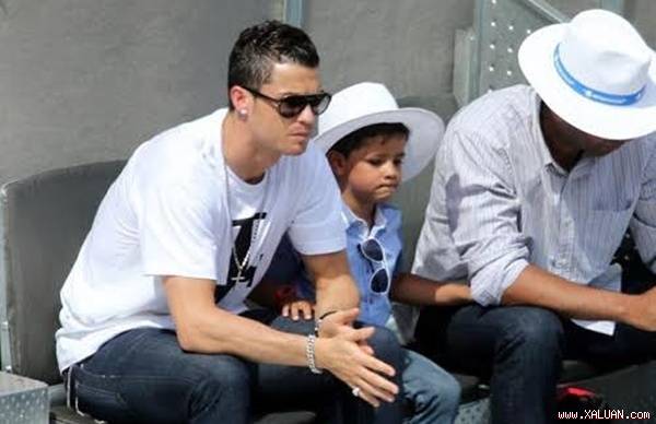 Con trai Ronaldo vẫn hay hỏi về mẹ như một lẽ tự nhiên. Ảnh: Internet.