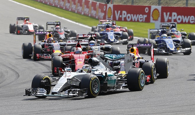 Lewis Hamilton vô địch, Vettel nổ lốp vòng áp chót