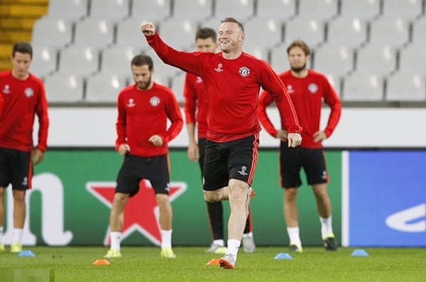 Rooney tươi cười rạng rỡ tập luyện dù đang không có phong dộ cao