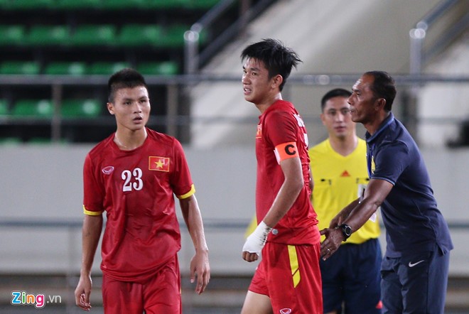 Đội trưởng U19 Việt Nam băng tay ra sân tập khích lệ toàn đội