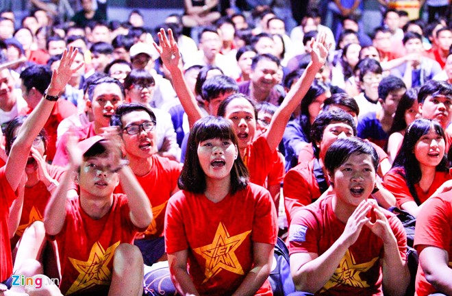 Fan nữ Sài Gòn buồn bã vì trận thua của U19 Việt Nam