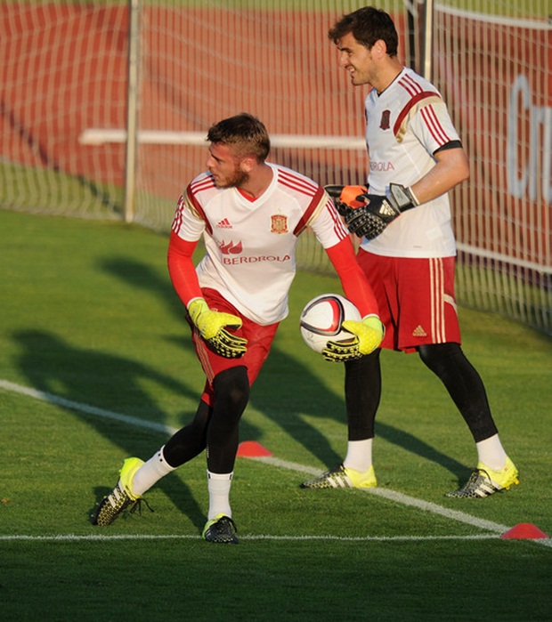 Thủ thành Casillas và De Gea tập luyện chung với nhau.