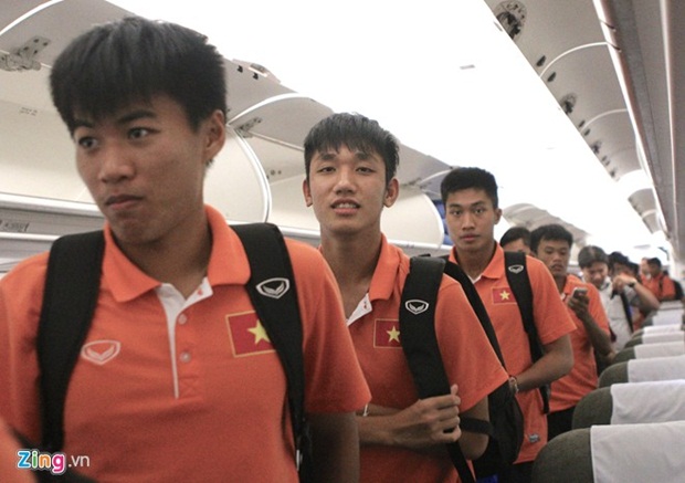  33 thành viên đội U19 Việt Nam đi chung chuyến bay với hơn 200 hành khách từ thủ đô Vientiane (Lào) về sân bay Nội Bài (Hà Nội).