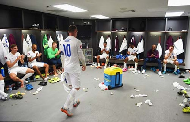 Rooney nhận được tràng vỗ tay từ các đồng đội. Ảnh: Internet.