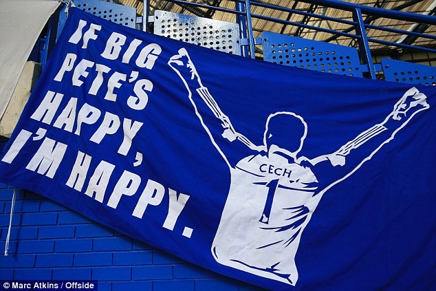  Người hâm mộ Chelsea căng một banner lớn trên sân Stamford Bridge mang hình của Petr Cech cùng thông điệp: 