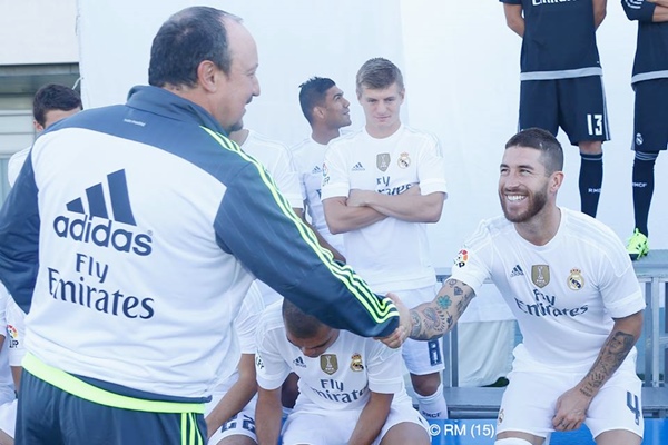 Tân đội trưởng Ramos tươi cười bắt tay HLV trưởng Rafa Benitez
