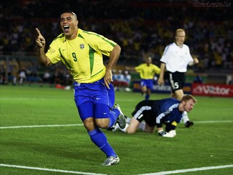 Ronaldo de Lima và đồng đội nâng cao cúp vàng năm 2002. Ảnh: Internet.